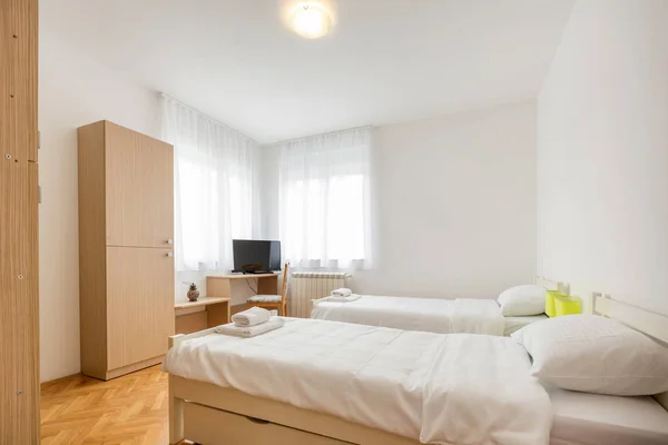 Schlafzimmer im modernen Hostel — Stockfoto