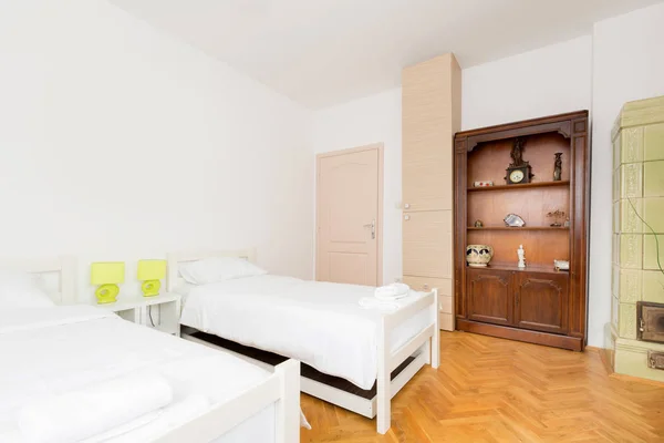 Спальня в современном общежитии — стоковое фото