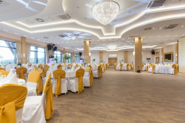 Düğün salonu veya diğer işlevi tesis şık bir akşam yemeği için ayarla 
