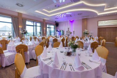 Düğün salonu veya diğer işlevi tesis şık bir akşam yemeği için ayarla 