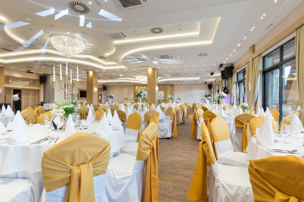 Wedding hall or other function facility set for fine dining — Stock Photo, Image