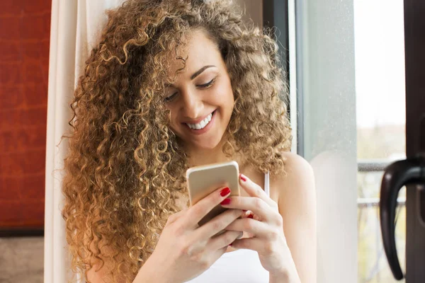 Hermosa chica con teléfono inteligente — Foto de Stock