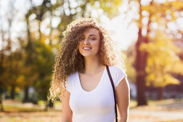 Schöne Mädchen in der Natur — Stockfoto