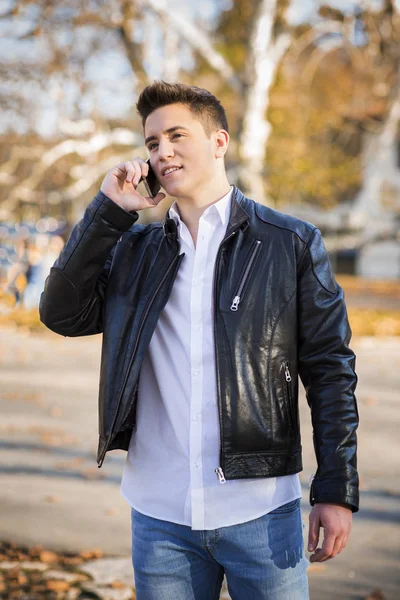 Knappe tiener op de telefoon — Stockfoto