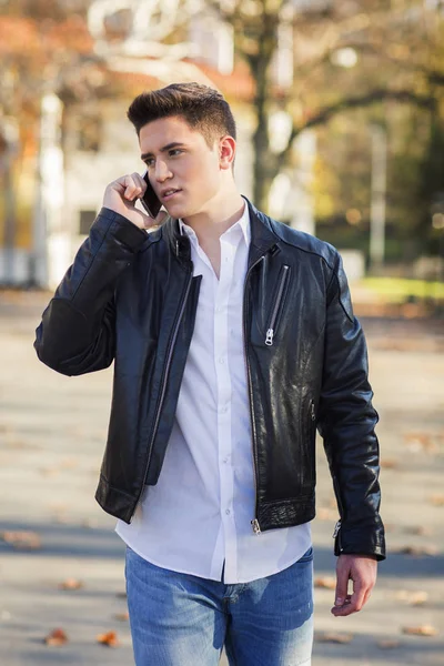 Knappe tiener op de telefoon — Stockfoto