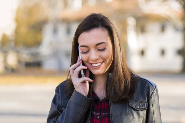 Piękna, młoda dziewczyna na telefon — Zdjęcie stockowe