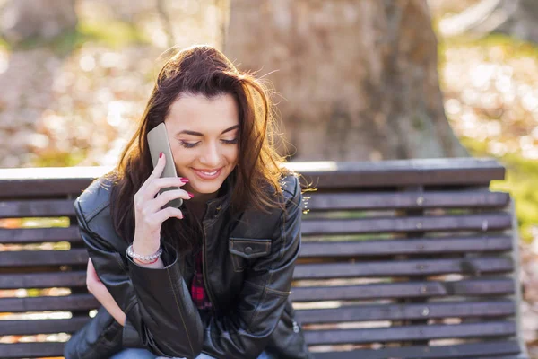 Beautiful young girl on the phone — Stock Photo, Image