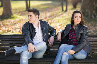 Birbirinizle konuşmak değil kavga, genç Çift