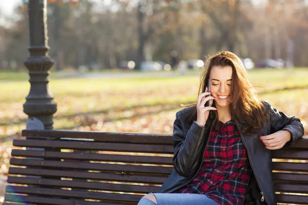 Schöne junge Mädchen am Telefon — Stockfoto