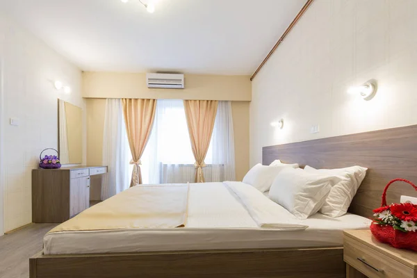Interior de un dormitorio de hotel con cama matrimonial — Foto de Stock