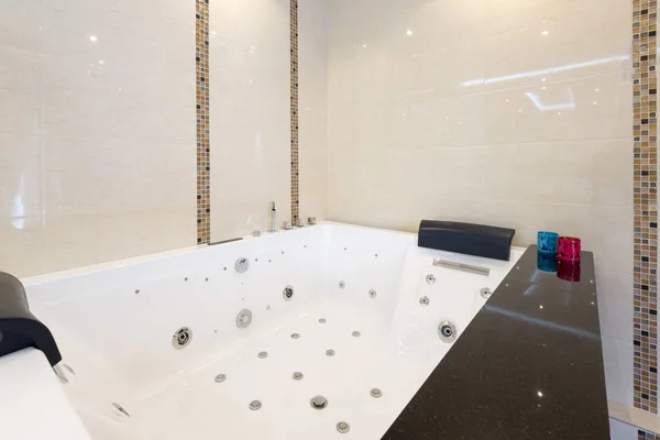 水力按摩浴在酒店水疗中心 — 图库照片