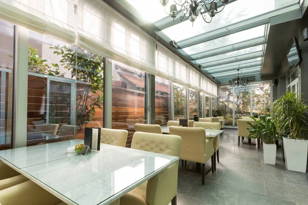 Restaurante vitrificado terraço interior — Fotografia de Stock