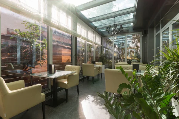 Przeszklona restauracja taras wnętrze — Zdjęcie stockowe