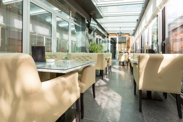 Geglazuurde restaurant terras interieur — Stockfoto