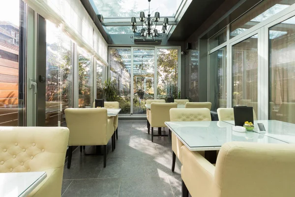 Restaurante acristalado terraza interior — Foto de Stock