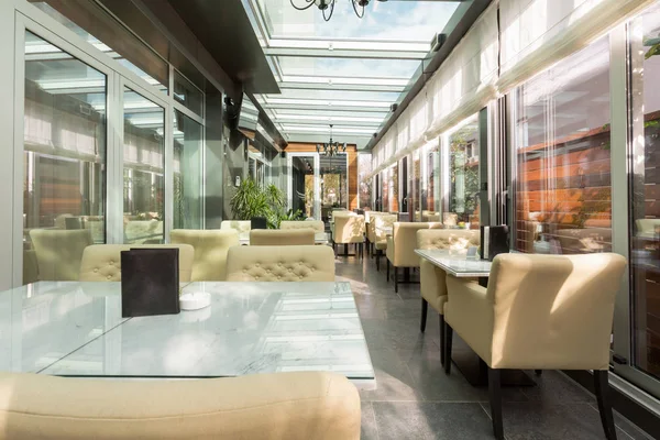 Restaurante vitrificado terraço interior — Fotografia de Stock