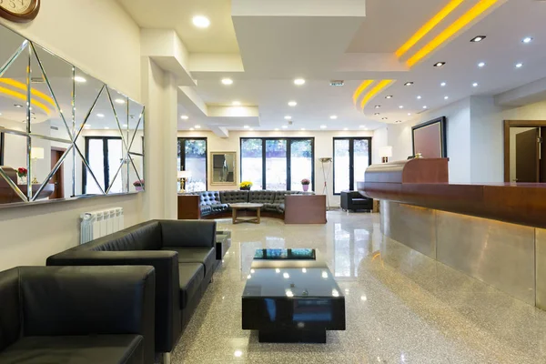 Área de recepção com recepção no hotel moderno — Fotografia de Stock