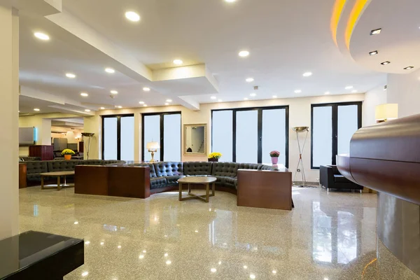 Reception med receptionen i moderna hotell — Stockfoto