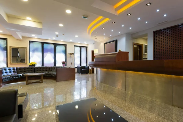 Zona reception con reception in hotel moderno — Foto Stock