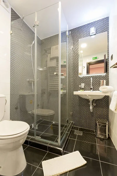 Wnętrze nowoczesnej łazienki hotelowej — Zdjęcie stockowe