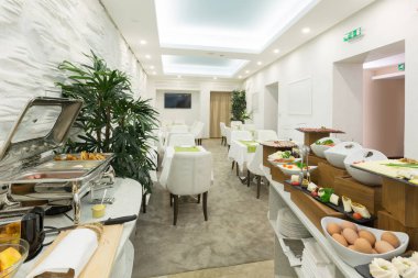 Otel restoranında kahvaltı büfesi