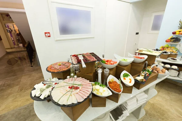 Desayuno buffet en el restaurante del hotel — Foto de Stock