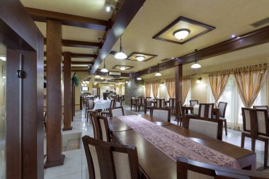 Bir otel restoranının içinde.