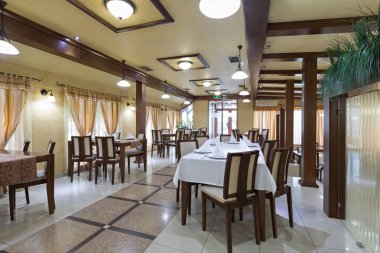 Bir otel restoranının içinde.
