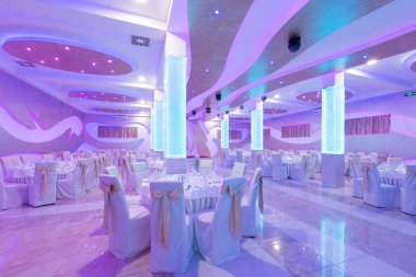 Düğün salonu veya diğer işlevi tesis şık bir akşam yemeği için ayarla 