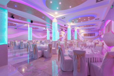 Düğün salonu veya diğer işlevi tesis şık bir akşam yemeği için ayarla