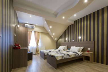 İç tavan arasında yeni bir otel Çift Kişilik Yatak yatak odası