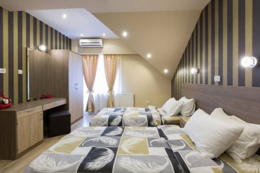 İç tavan arasında yeni bir otel Çift Kişilik Yatak yatak odası