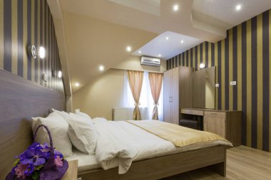 İç tavan arasında yeni bir otel Çift Kişilik Yatak yatak odası