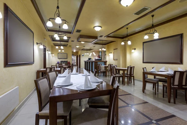 Bir otel restoranının içinde.