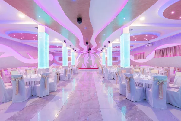 Düğün salonu veya diğer işlevi tesis şık bir akşam yemeği için ayarla