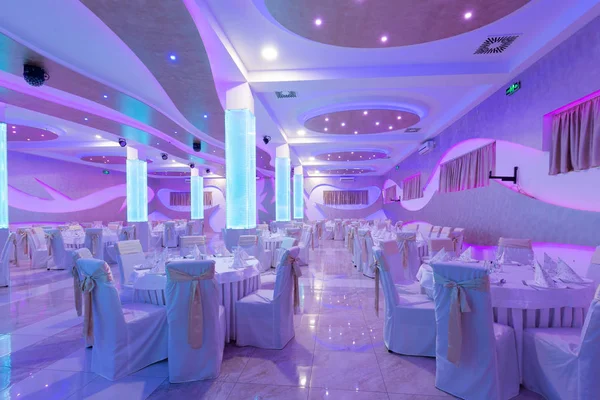 Düğün salonu veya diğer işlevi tesis şık bir akşam yemeği için ayarla 