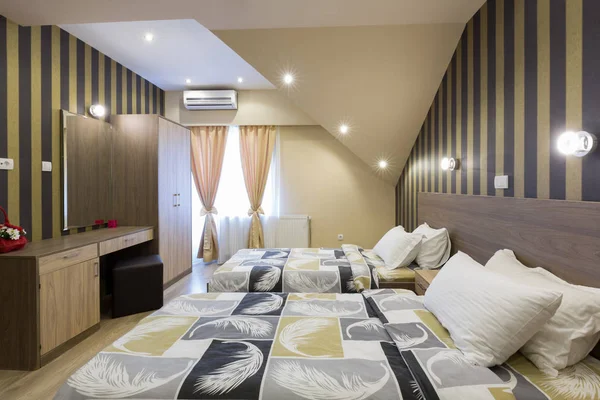 İç tavan arasında yeni bir otel Çift Kişilik Yatak yatak odası