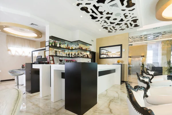 Interior de un moderno restaurante nuevo hotel — Foto de Stock