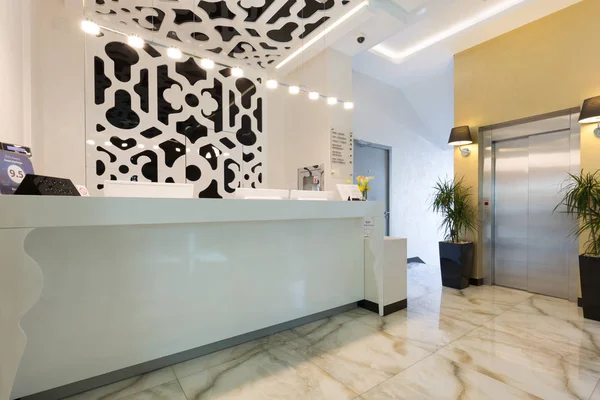 Modern otel resepsiyon masası ile Resepsiyon alanı — Stok fotoğraf