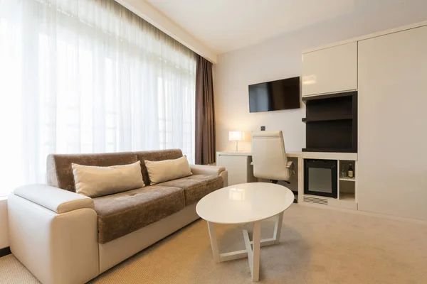 Moderna rymliga hotellrum — Stockfoto