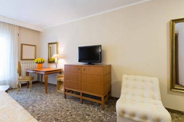 Bir otel odasının içinde.