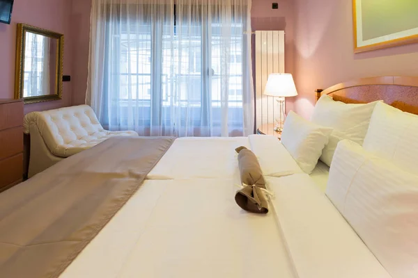 Εσωτερικών για ξενοδοχείο, υπνοδωμάτιο με διπλό κρεβάτι — Φωτογραφία Αρχείου