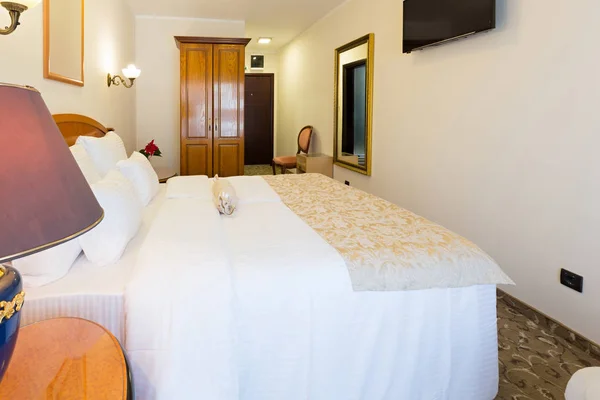 Hotelausstattung, Schlafzimmer mit Doppelbett — Stockfoto