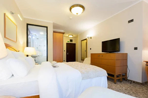 Wnętrza hotelu, sypialnia z podwójnym łóżkiem — Zdjęcie stockowe