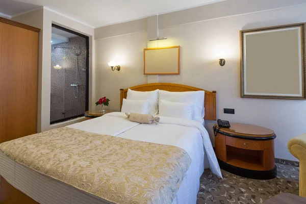 Hotel interieur, double-bed slaapkamer — Stockfoto