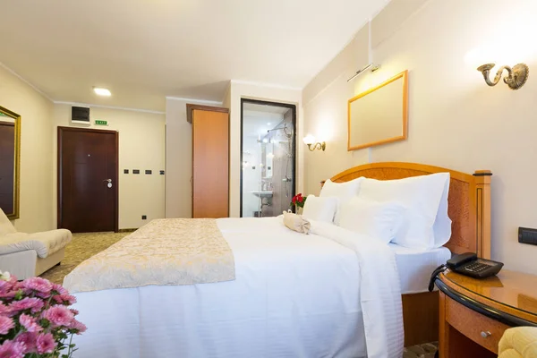Yeni bir otel Çift Kişilik Yatak yatak odası iç — Stok fotoğraf