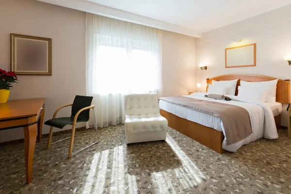 Interieur van een nieuwe bedroroom van het hotel in de ochtend — Stockfoto