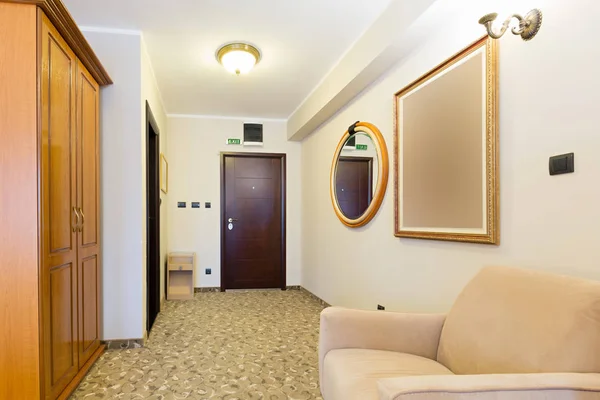 Corridor with closet in hotel room — Stock Photo, Image