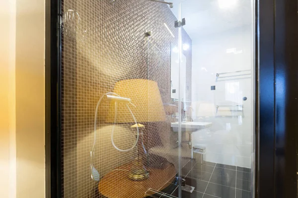 Vue sur une salle de bain d'hôtel à travers un mur de verre — Photo