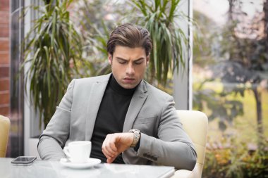 Yakışıklı genç adam onun bakarak